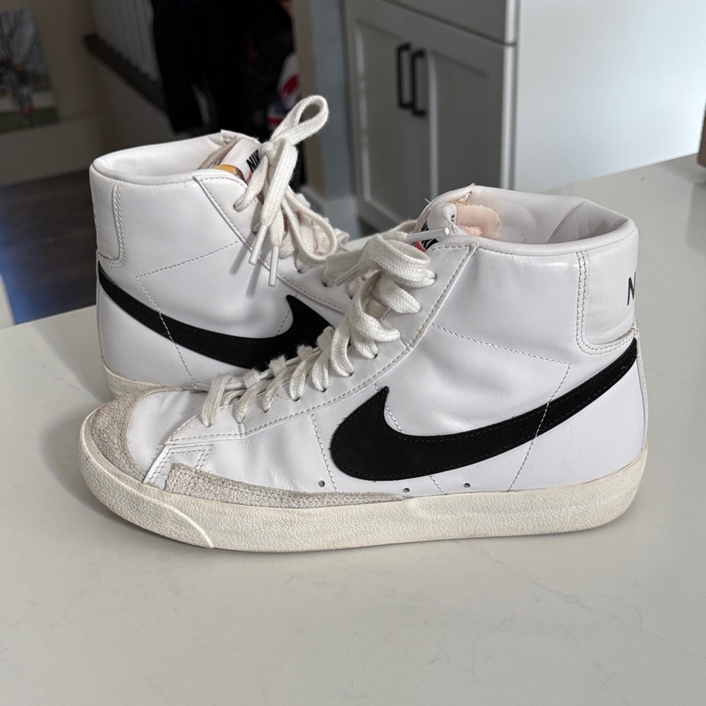 Nike Women’s Blazer Mid 77 White and Black Sneakers size 9